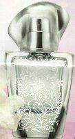 Eau de parfum en spray Amour:Una romántica combinación de notas cítricas con un toque de flores blancas y almizcle sedoso. 30 ml.