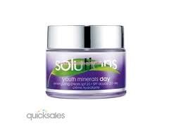 Solutions Youth Minerals Crema de Día:
Rica en minerales. Difumina el aspecto de finas líneas y arrugas para devolver a la piel la apariencia luminosa y joven.