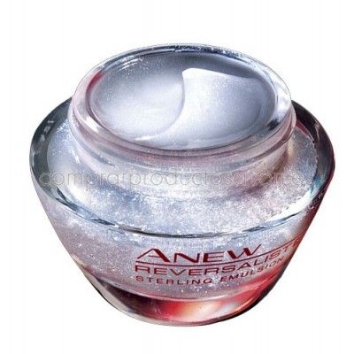 Anew Reversalist 40+ Emulsión de Noche Plata:
Con partículas de Plata, minimiza la apariencia de arrugas y la piel luce más firme y tonificada.